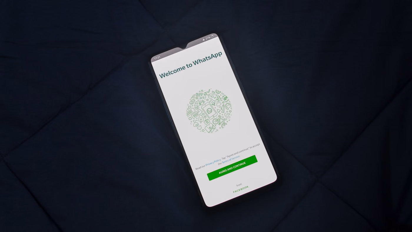 Tela de boas-vindas do WhatsApp em um smartphone