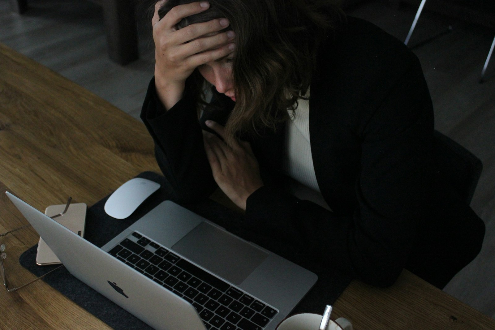 Mulher frustrada em frente ao notebook