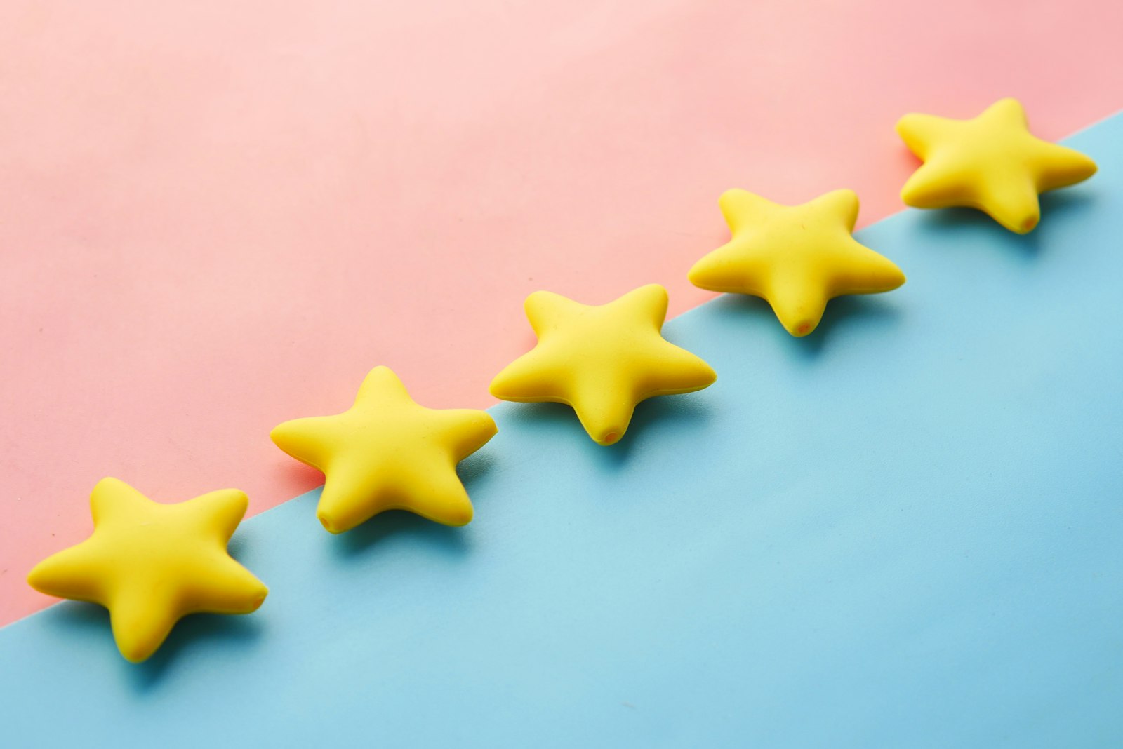 Cinco estrelas representando avaliações e prova social