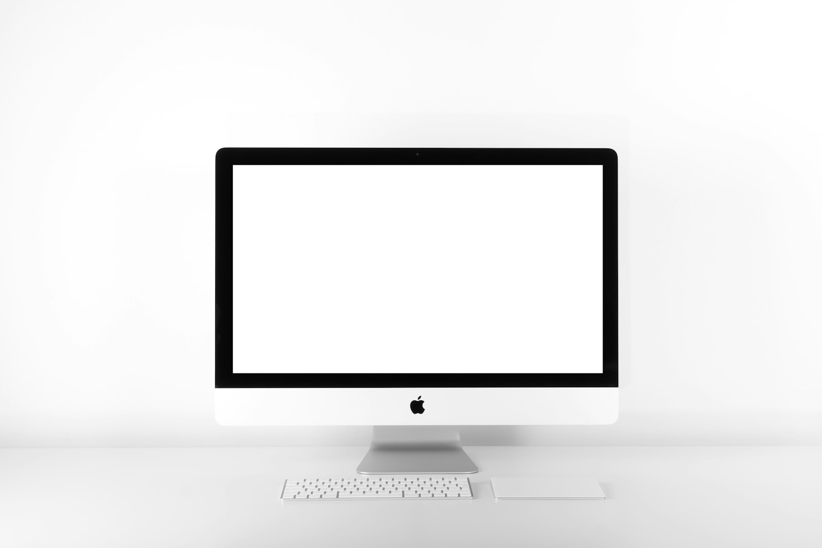 Tela em branco de computador representando o primeiro impacto visual de uma landing page