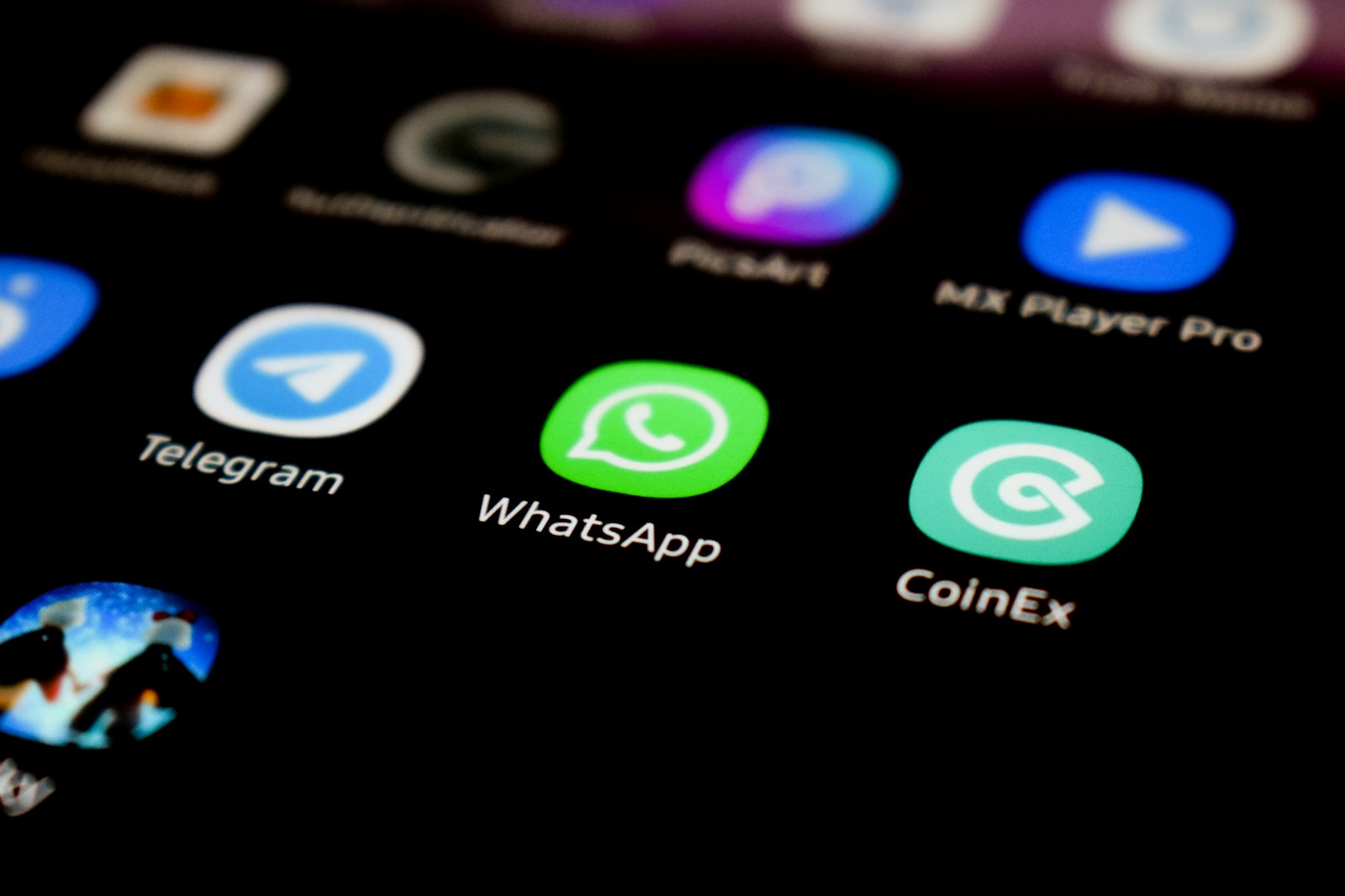 Tela de celular mostrando o ícone do WhatsApp entre outros aplicativos