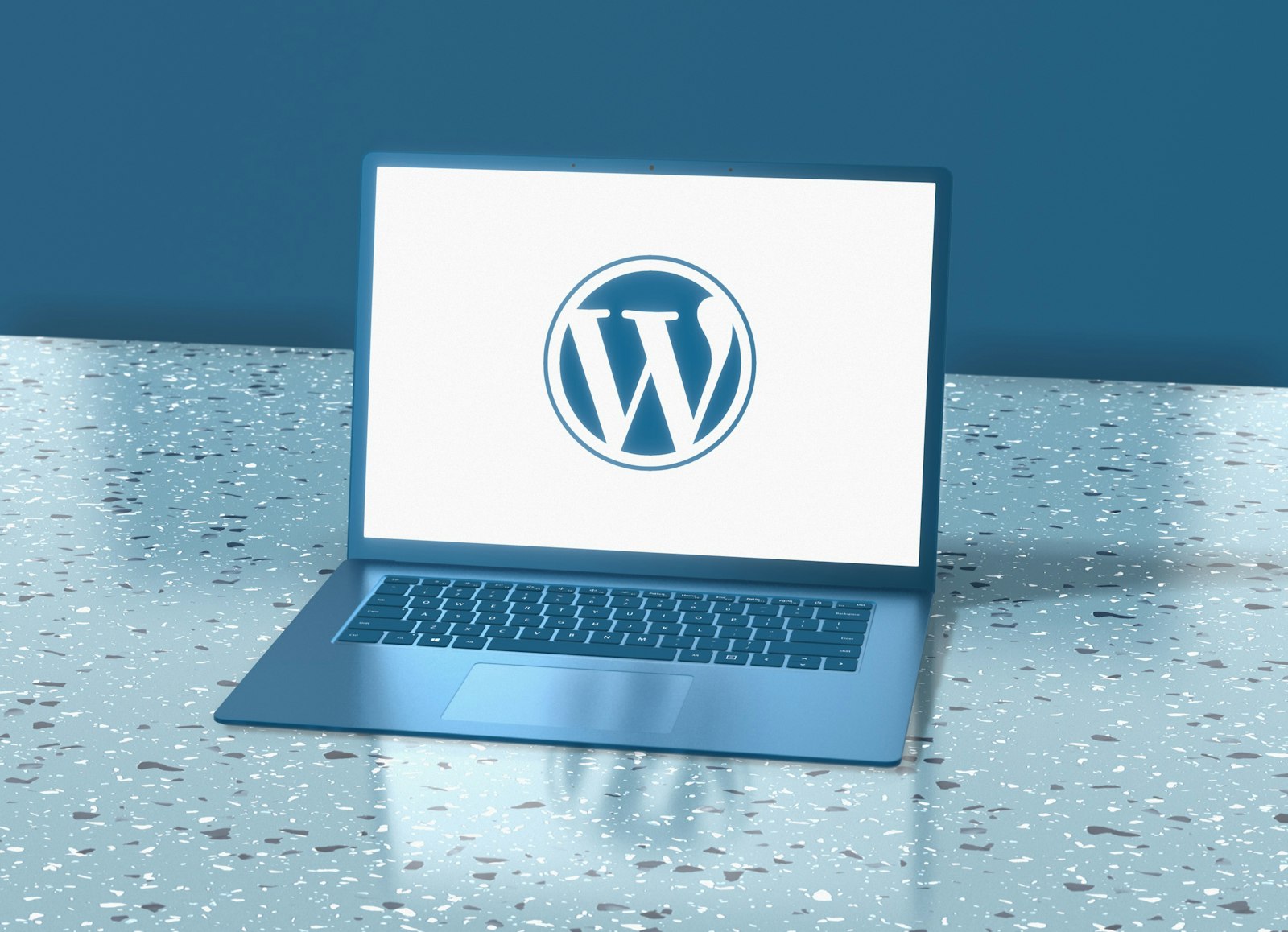 Notebook com o logo do WordPress na tela