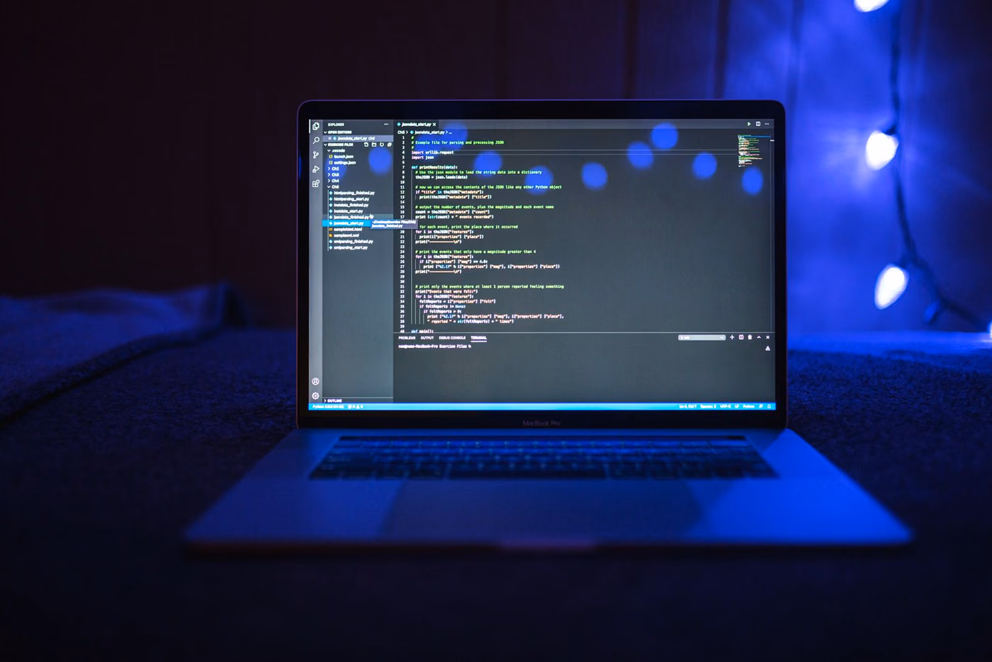 Editor de código aberto em laptop, tela escura com sintaxe colorida