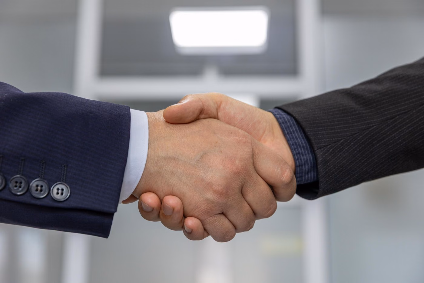 Aperto de mão fechando acordo comercial entre duas pessoas