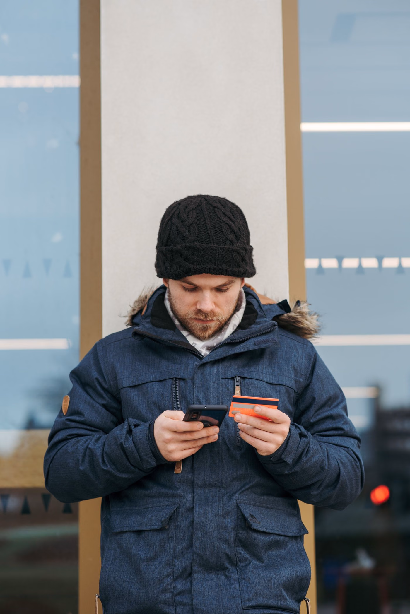 Pessoa segurando celular e cartão de crédito para finalizar compra online