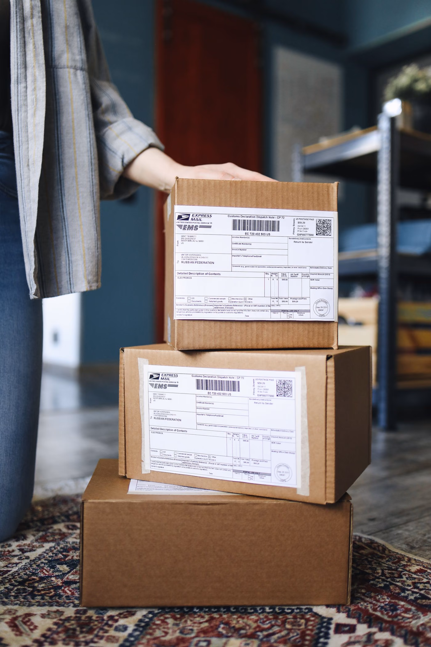 Caixas de papelão empilhadas prontas para envio, com etiqueta de encomenda